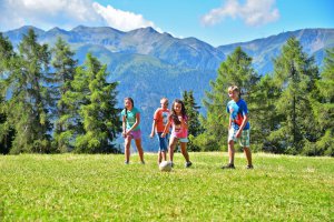 lueser-alm-kinder-beim-ball-spielen