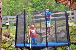 Kinder im Trampolin